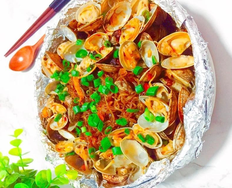 小伙卖花甲粉一天3000,花甲粉摆摊一天赚1000