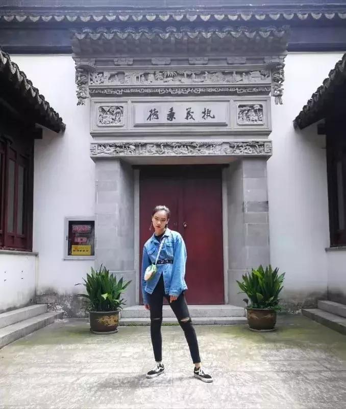 比黑丝妞还让人无法抵抗的,是这些穿球鞋的漂亮妹妹...