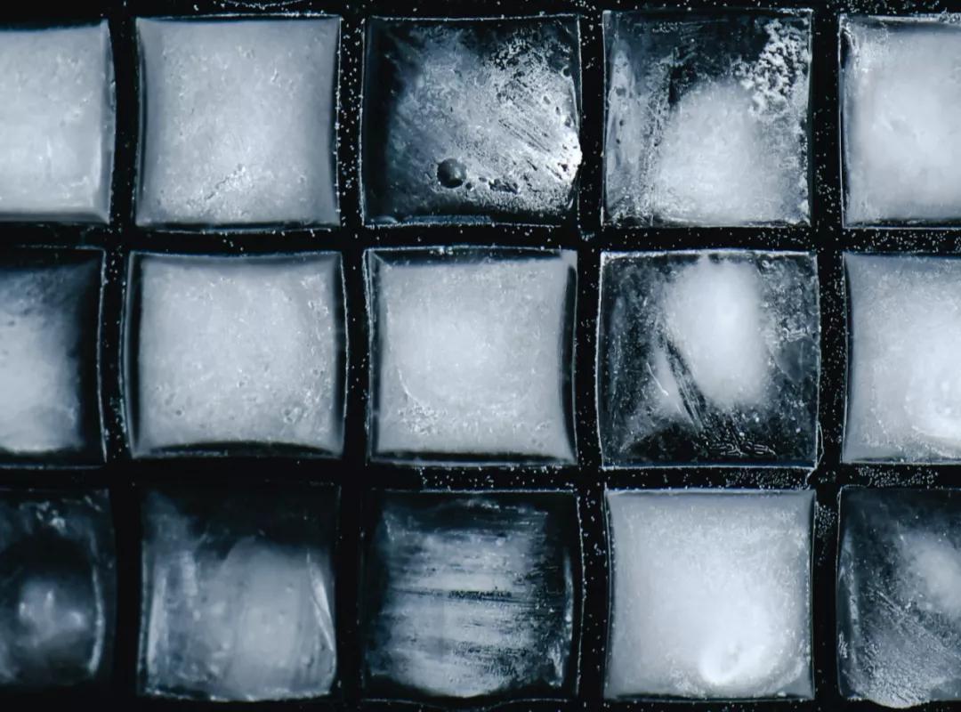 冰块透明的和白色的是怎么形成的,为什么饮品店的冰块这么贵
