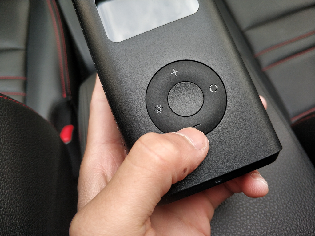 米家推出首款可以给汽车轮胎打气的设备，体积只有一个手机那么大