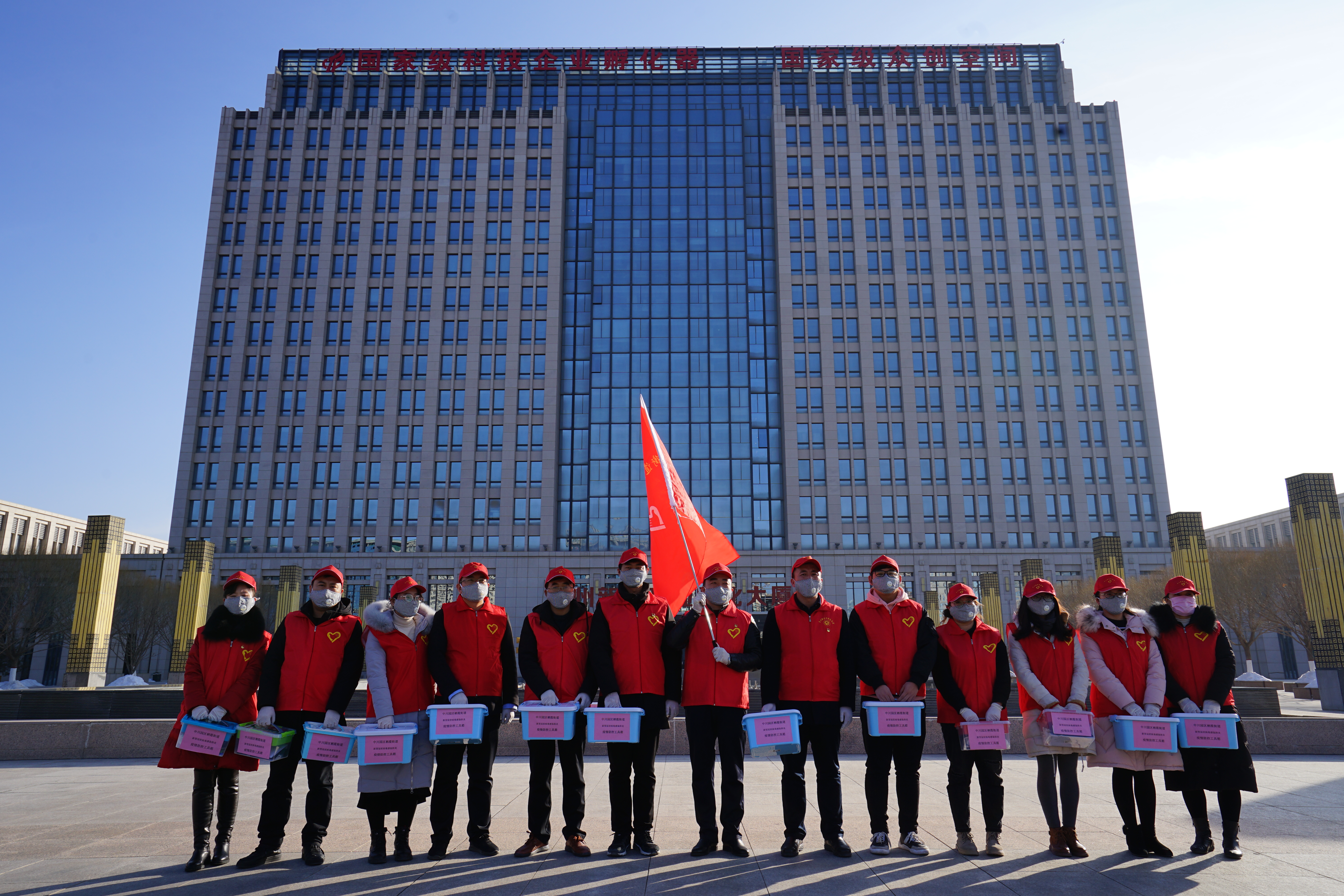 爱心市民为疫情一线人员送温暖,爱心人士为疫情防控员送温暖