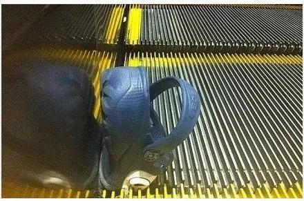 小孩子鞋被电梯卡,小朋友脚被卡到电梯里