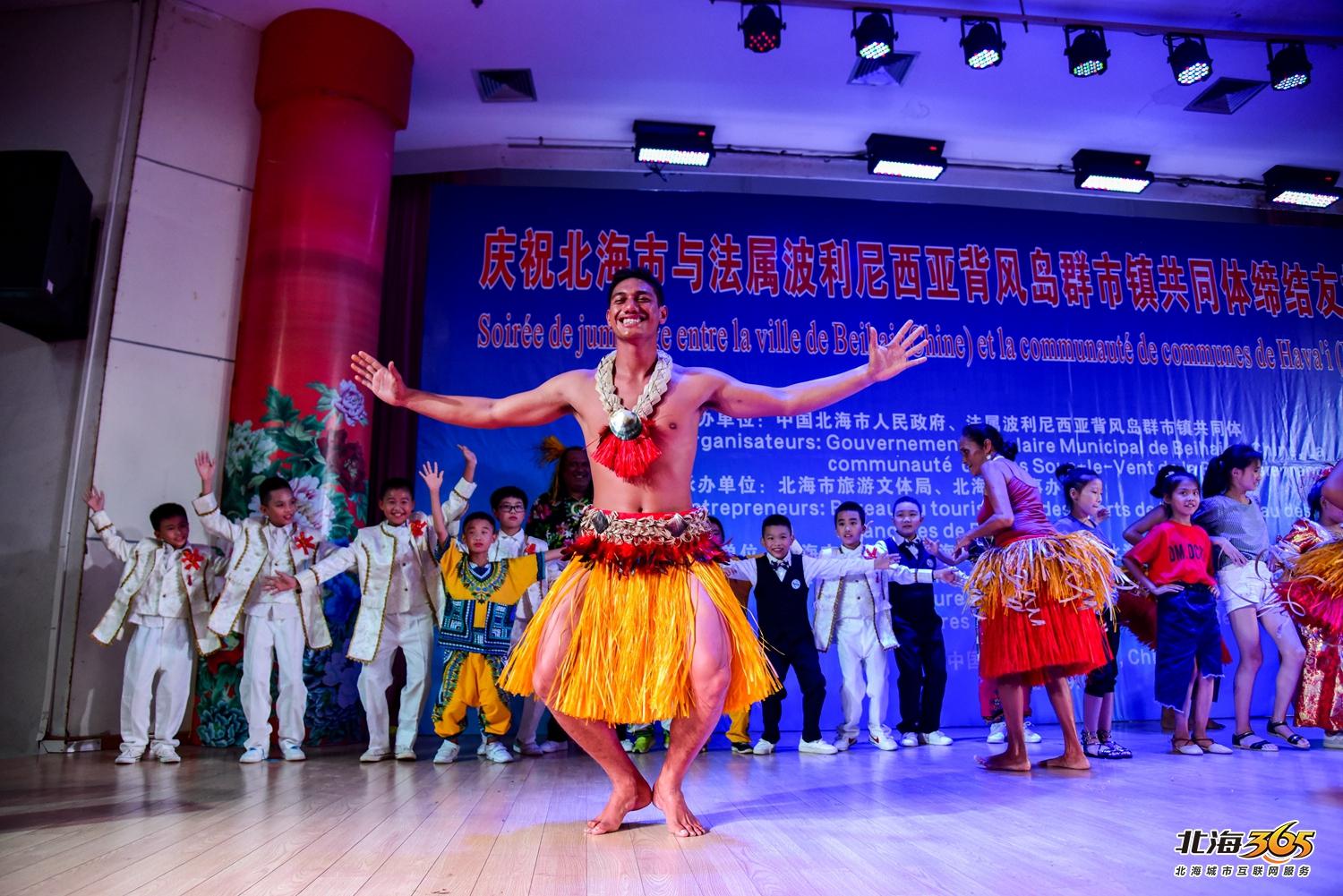 我在北海图书馆拍了一场特别的晚会，观众情不自禁跟着节奏动起来