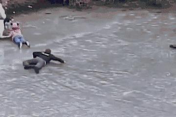 监控拍下不可告人的一幕,监控拍下的这一幕看哭了所有人