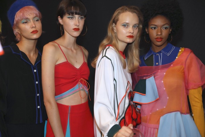 新西*博兰**主化国风妆为毛戈平打call，毛老师又火！调制彩妆太厉害