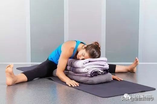 月经前期肚子疼瑜伽哪个动作缓解,月经期肚子疼做什么瑜伽动作缓解