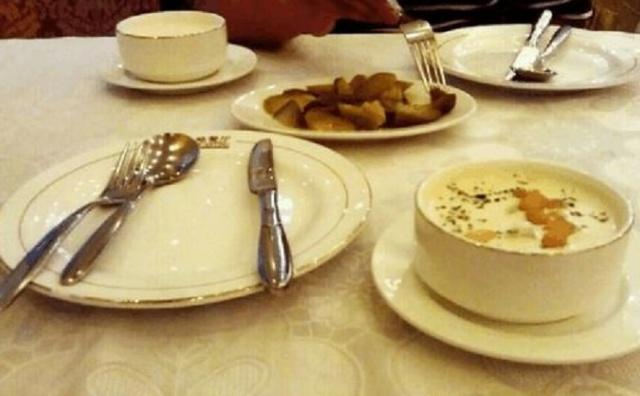 吃西餐时服务员倒的柠檬水 (吃西餐服务员倒的柠檬水是干嘛的)