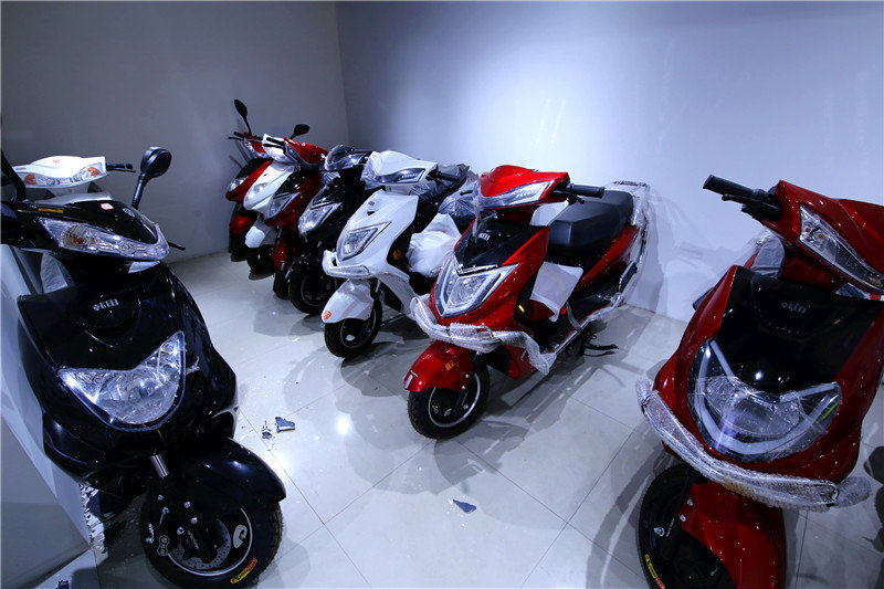 为了带老伴出去游玩方便两千多买了一辆两轮电动车