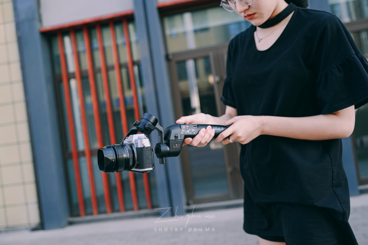 “跨界级”专业防抖，手机和微单都可用，普通人的视频“法宝”