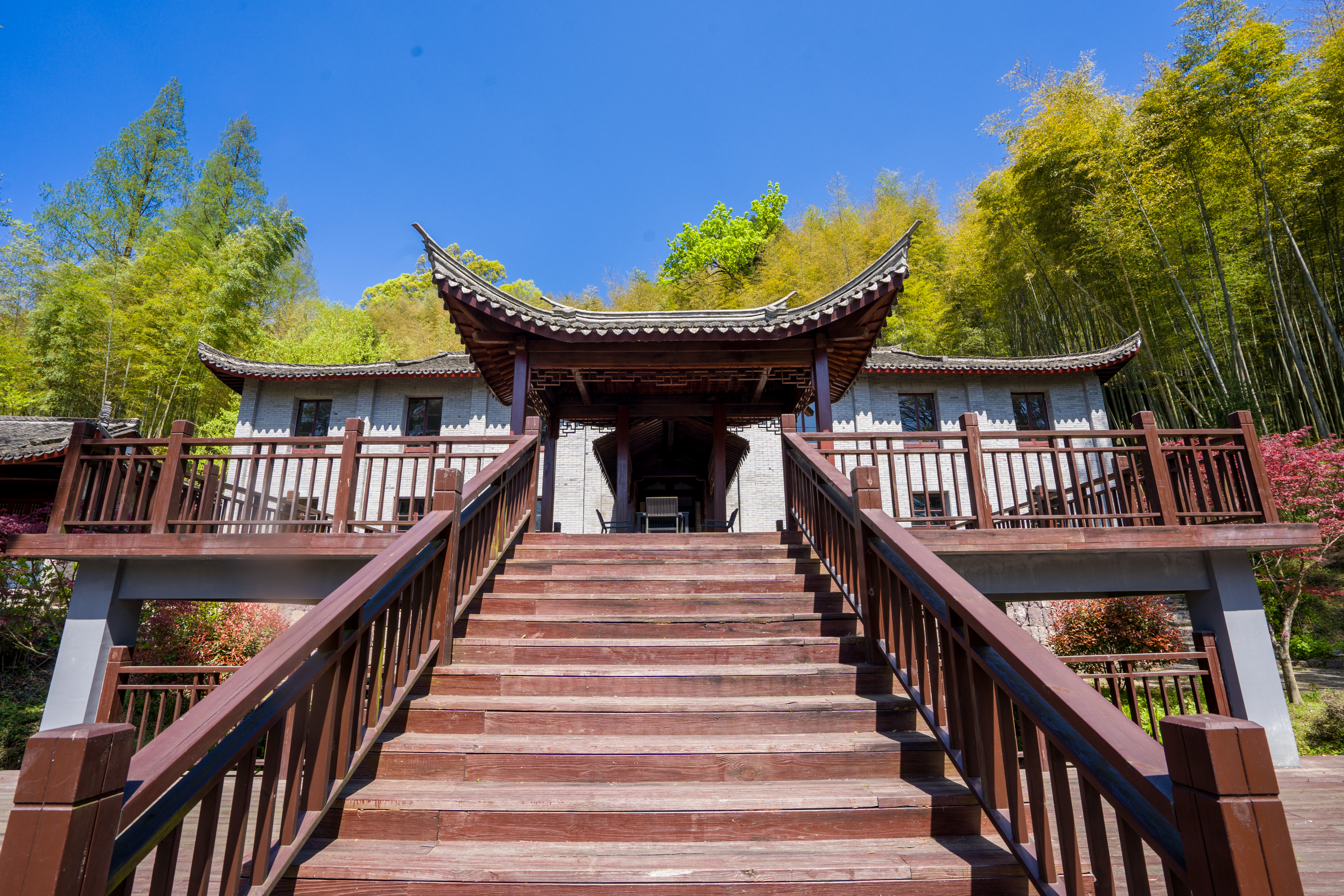 商量岗内的这家酒店,四季气候适宜居住,住客宛若身处桃花源