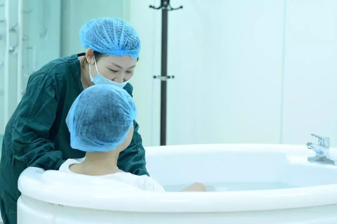 水中分娩可以陪产吗,水中分娩可以预防子宫破裂吗