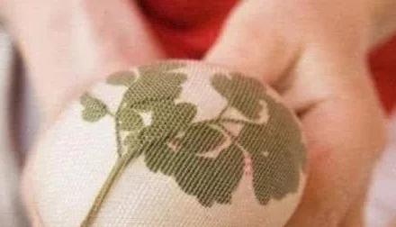 女子街边摆摊卖鸡蛋客户全买走,女子街头卖鸡蛋