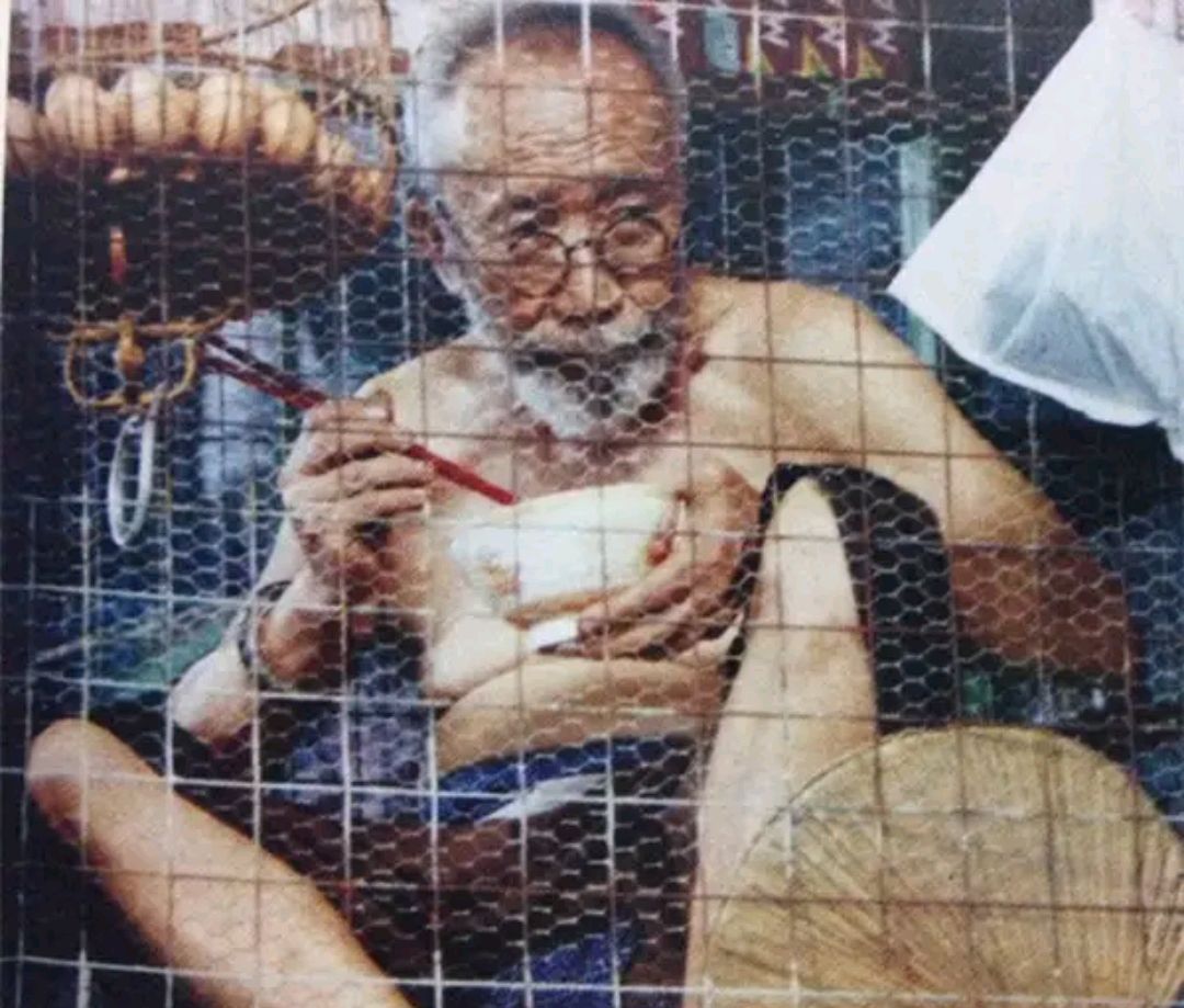 香港笼屋居住40年，他说：不是我住笼子，是看我的你们住笼子里