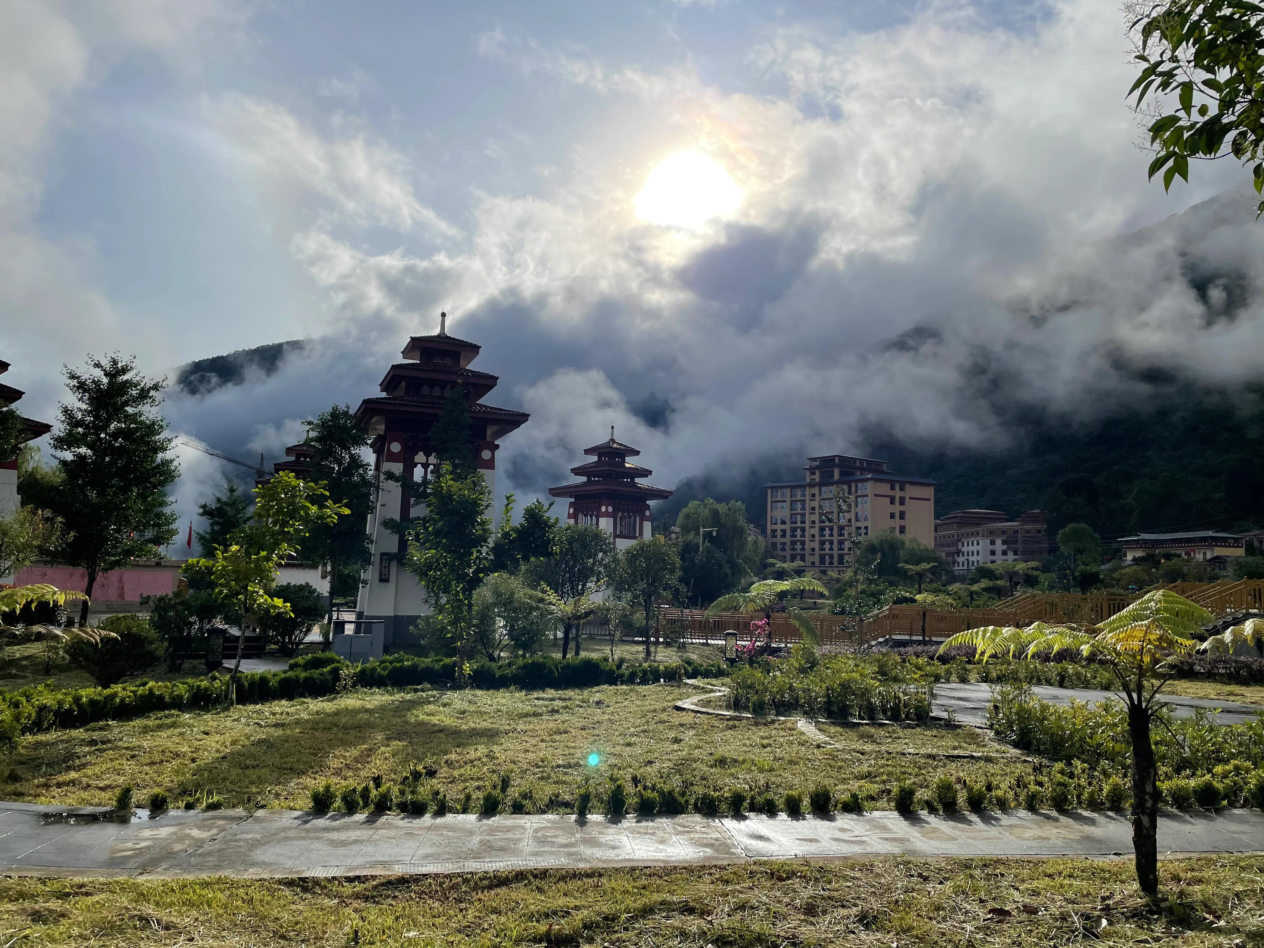 清晨墨脱景色,墨脱莲花公园夜景