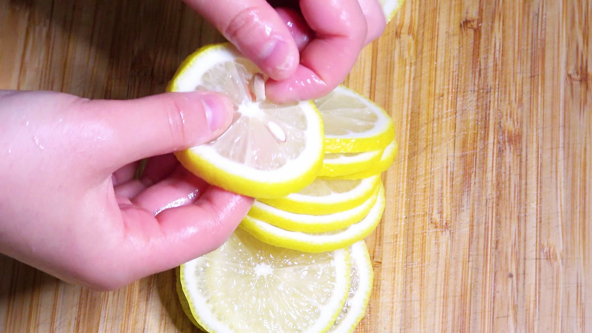 鸡爪去骨新方法,一根牙签就搞定,简单快速又完整,真实用