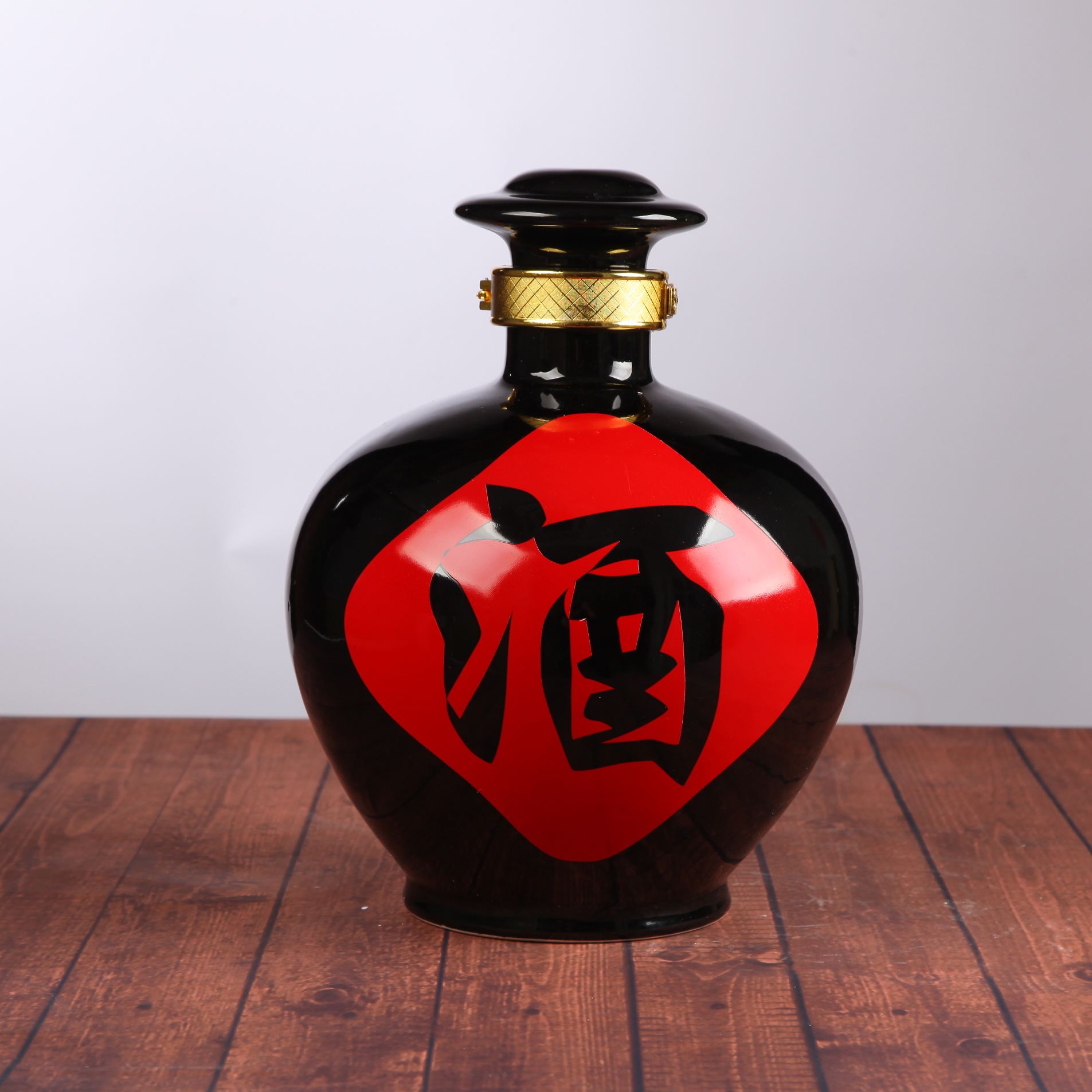 陶瓷的酒瓶能卖钱吗,陶瓷艺术酒瓶有收藏价值吗