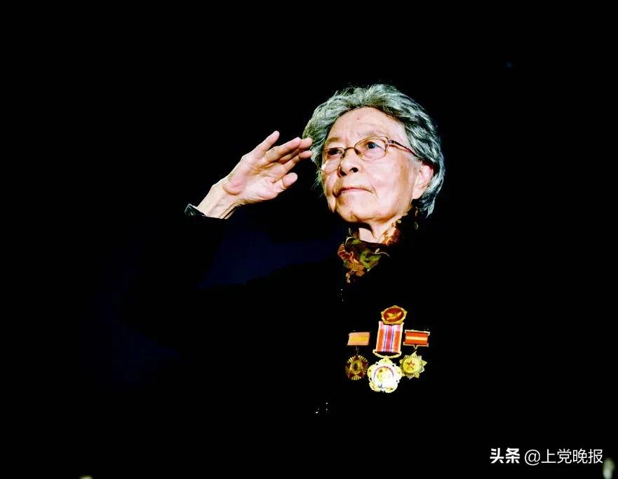 长津湖抗美援朝老兵跨时空对话,抗美援朝老兵看长津湖感动全场