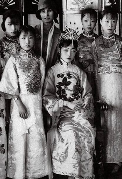 末代皇后婉容为何会被打入冷宫,末代皇帝皇后婉容的结局是什么