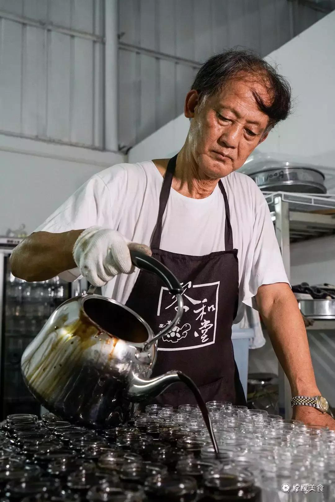 74岁的他，把一半的人生交给了这碗「黑暗甜品」