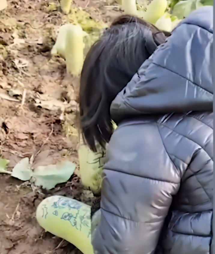 8岁女孩涂鸦画,三个孩子在豪车上涂鸦