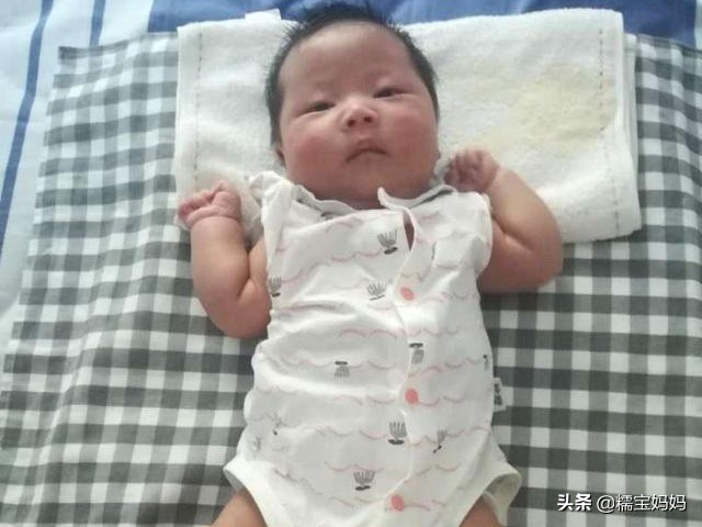 宝宝头型睡扁会不聪明吗,宝宝头型睡得好丑