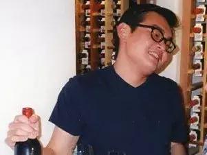 印度籍华人，伪装成富二代，卖假酒给外国人，被罚款2800万