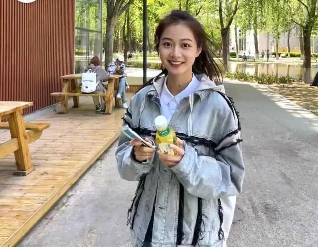 21岁浙江女孩成领诵员，曾备受杨澜喜爱，网友：别人家的孩子