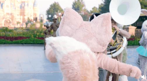 她出道不到30天就成顶流！帮迪士尼狠赚一大笔！但画风渐渐跑偏？