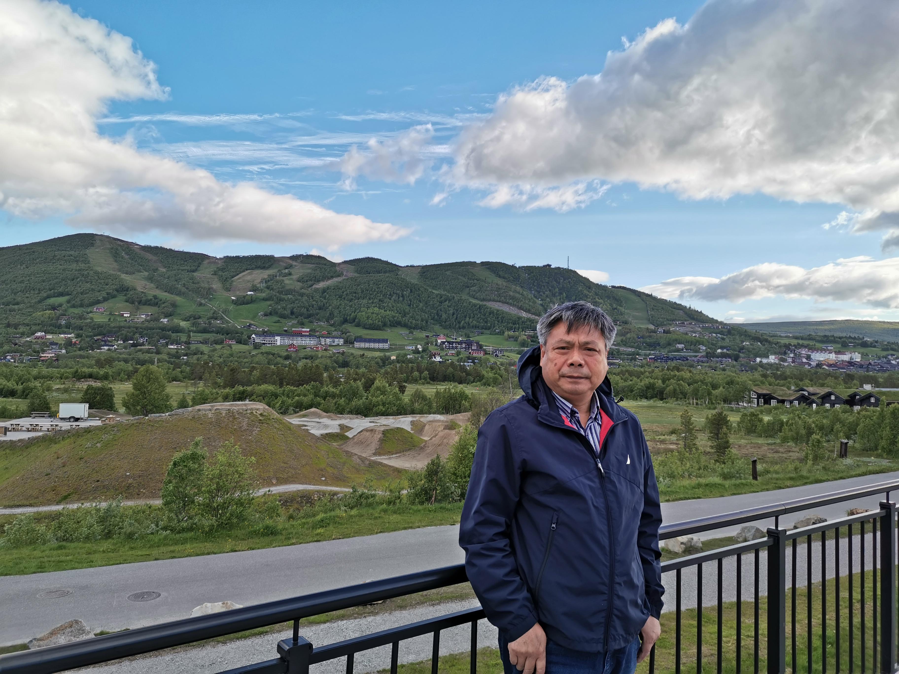 汉语法语对照诗集《山境石语》日前由环球文化出版社出版发行