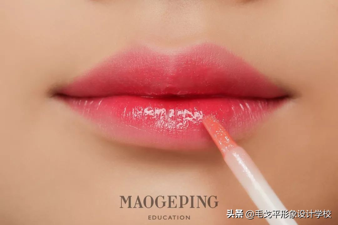 圆脸女生怎样化妆才能显得好看,圆脸怎么化妆显脸小淡妆