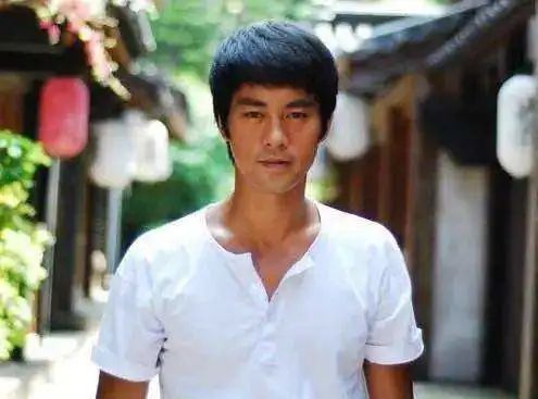 还记得《功夫》里的斧头哥吗？为儿子取名陈真，延续自己的武侠梦