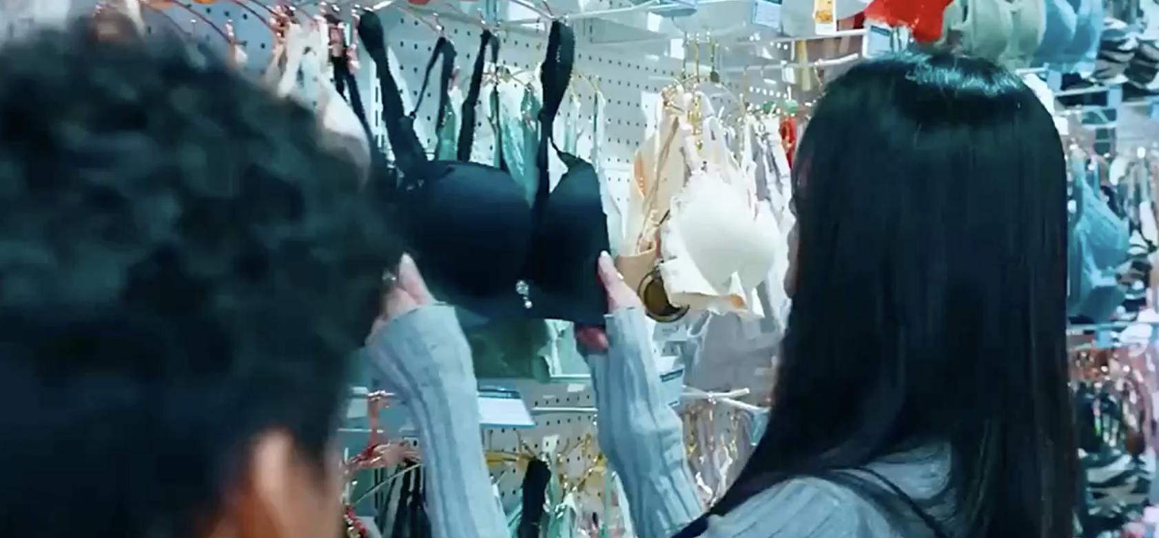 我发现,“胸罩”暴露了“Q的秘密”啊,陈思诚可真会藏