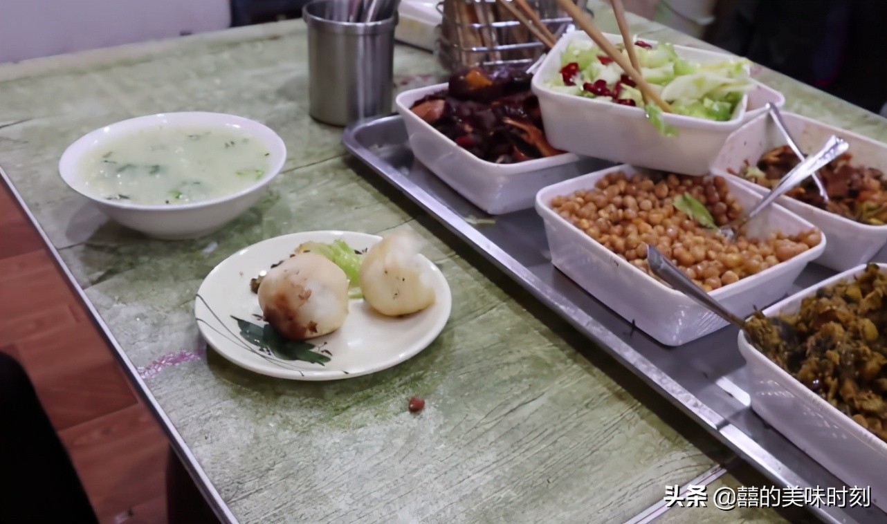 大姐热卖早餐15元一份食客迟了,大妈摆摊卖良心早餐一碗六元