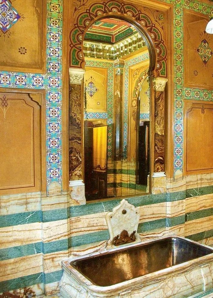 17岁抛夫弃子,一个用身体换金钱的*女妓**,凭什么有名有利?