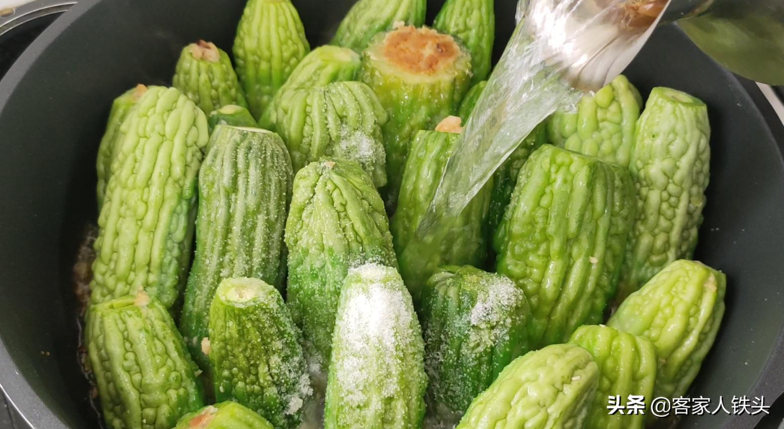 客家人吃苦瓜,独爱这一个做法,好吃不苦,我家一周吃5次也不腻