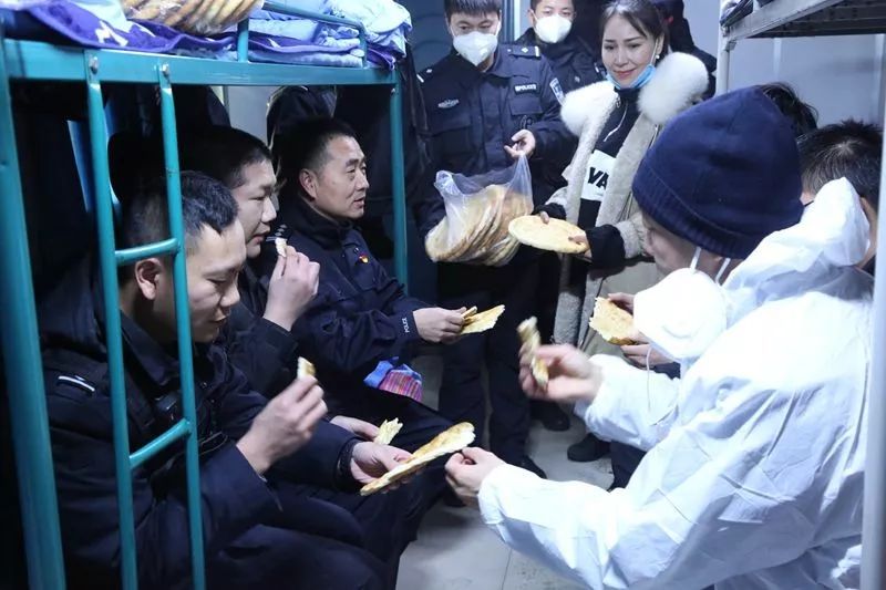 一名军嫂给执勤兵哥哥送东西,新疆库车暖心大叔为民警送馕