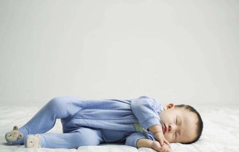 为什么婴儿喜欢歪头睡,婴儿为什么喜欢歪头喝奶