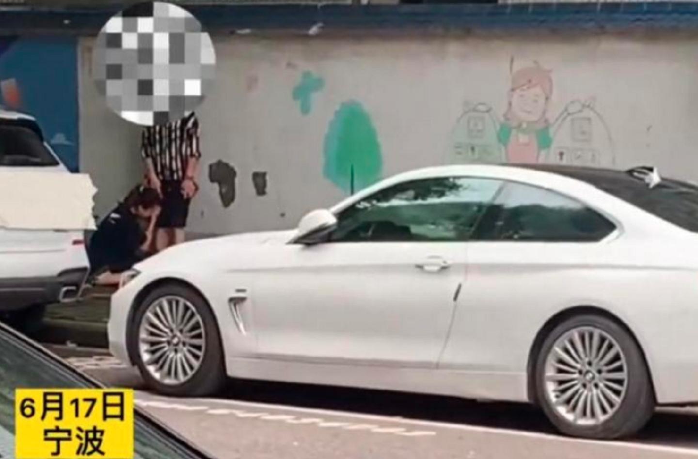 一女子当街跪求“宝马男”别分手，疑似女子出轨，网友：不可原谅