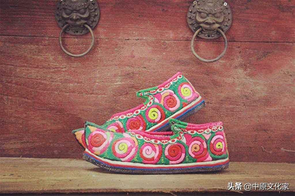 古人穿的鞋子为什么总是翘起来,古人鞋尖向上翘怎么回事