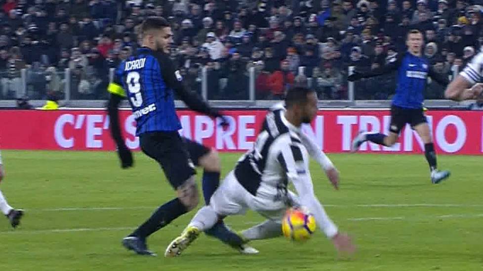 主动扩大防守范围手球,足球新规则自己停球打手算手球么