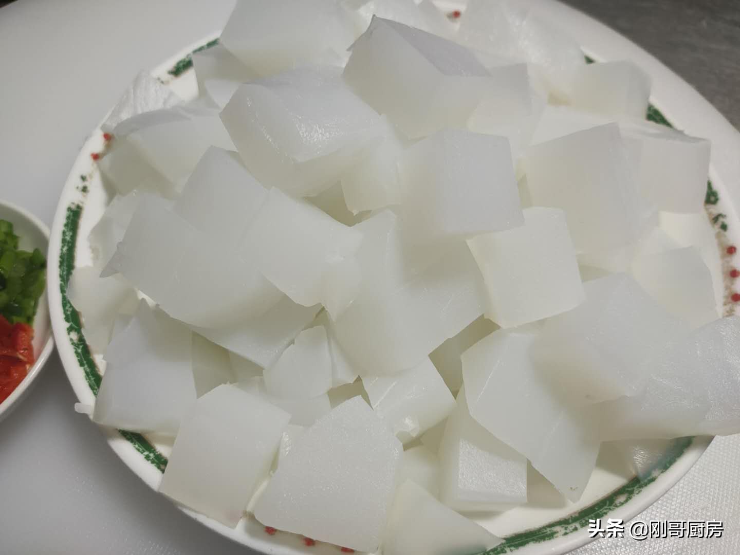 炒凉粉要不要焯水,炒凉粉要不要拿油刨下