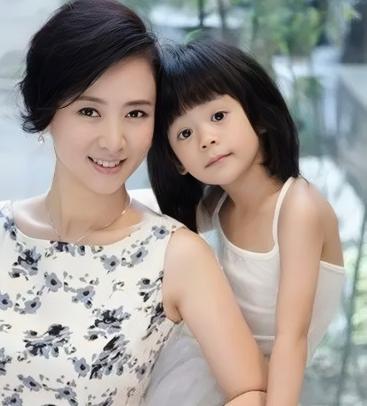 “宅男女神”*虹翁**的倔强人生,和她背后不得不提的男人们