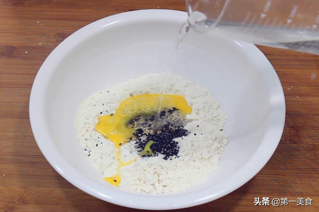 甜炸麻叶的正确和面方法,炸麻叶如何和面才能更酥脆