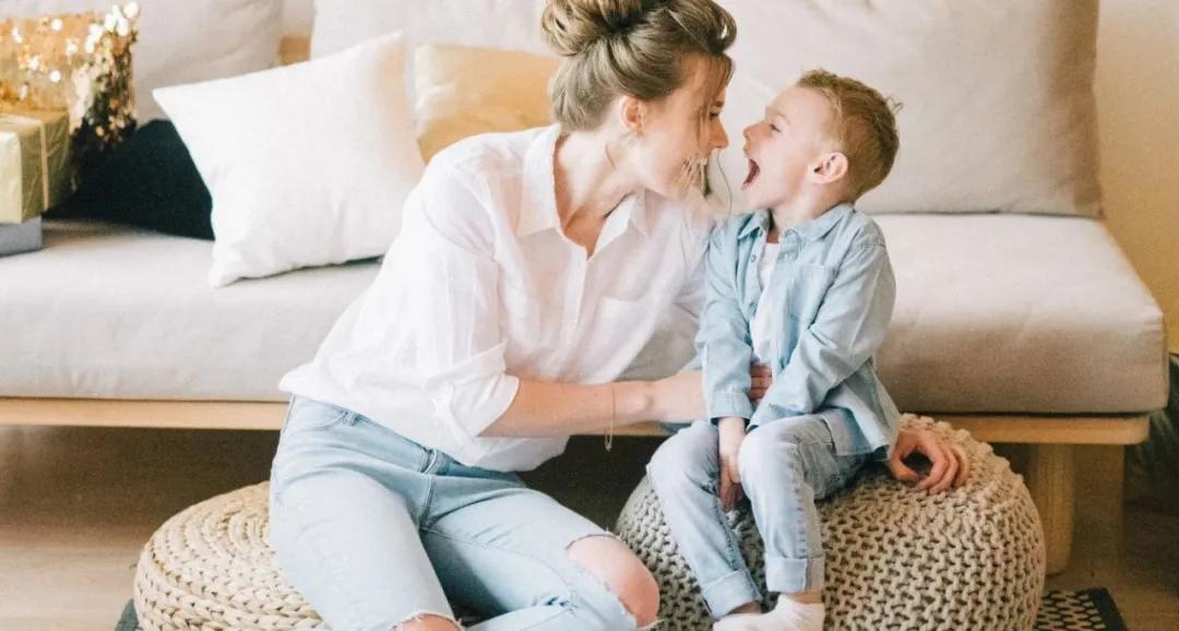 4岁小孩突然说话很费劲口吃厉害,2岁学说话宝宝突然口吃怎么纠正