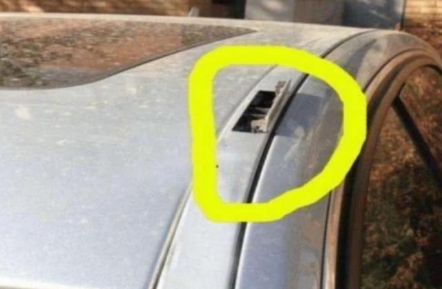 车钥匙被锁车内咋办？老司机：傻子才砸玻璃，聪明人都这么做