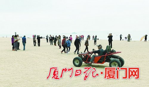 沙滩开车耍帅撞到人,海边飙车失控人被甩车