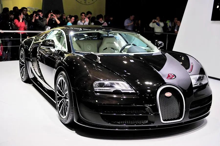 石油大亨的黑色定制跑车,黄金布加迪威龙玩具车