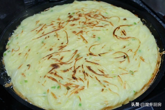 土豆面粉饼的做法电饼铛,土豆饼不加鸡蛋家常做法电饼铛