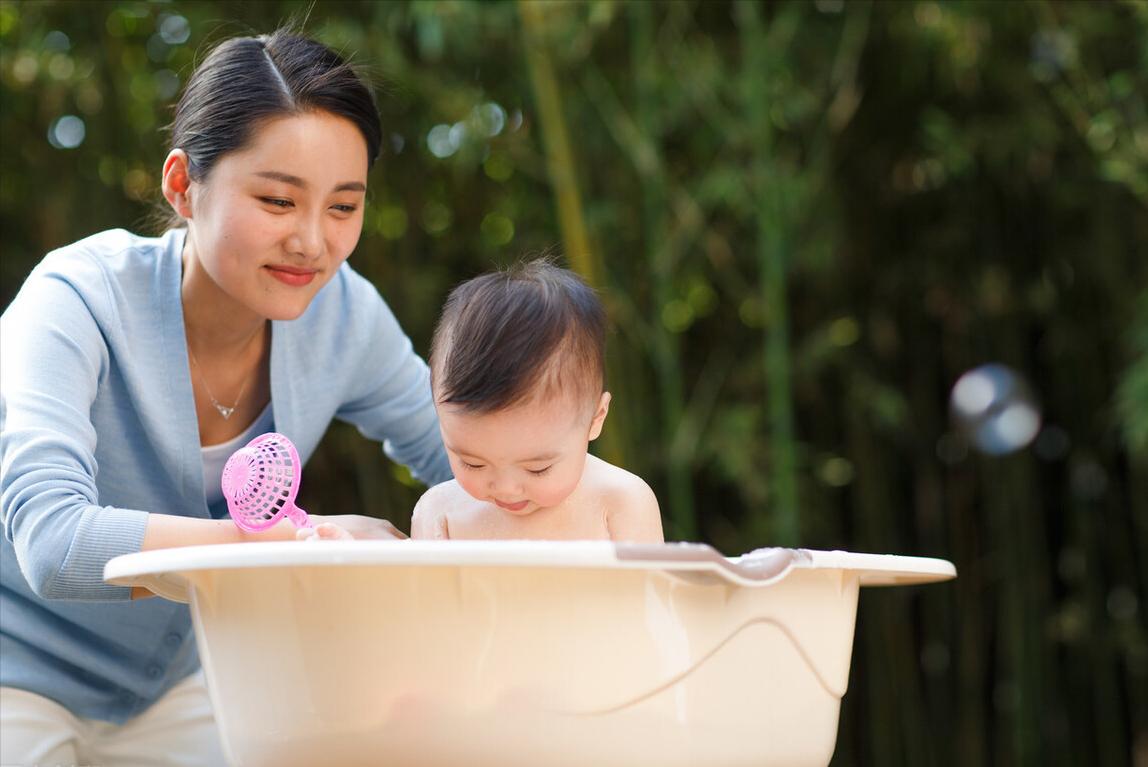宝宝洗澡总爱哭闹水温是关键,宝宝洗澡总是哭闹得很凶