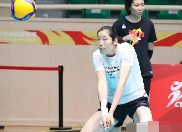 郎平轻声说：“醒醒，我们的小睡神。”为什么朱婷那么爱睡呢？